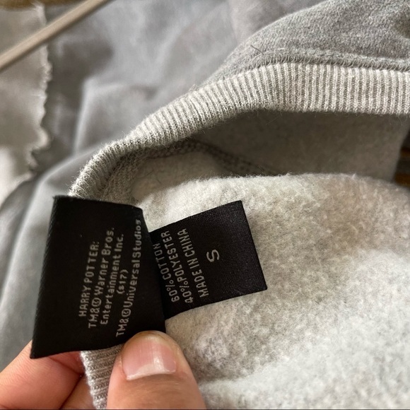 Wizarding World Of Harry Potter Universal Studios Gryffindor Sweatshirt Sz S - Picture 7 of 8